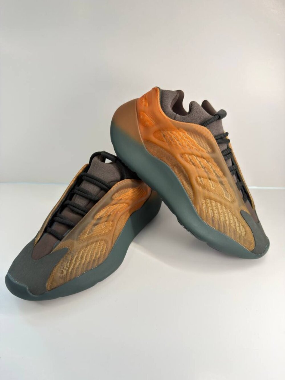 Adidas Yeezy 700 V3 Copper Fade – Men’s US 6.5 / Women’s US 8 / EU 39⅓